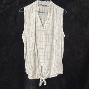 🌺A sleeveless shirt